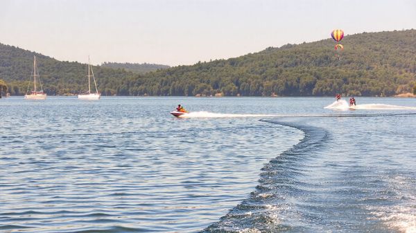 Top 5 activités aquatiques : découvrez le jet ski, le parachute ascensionnel et le wakeboard
