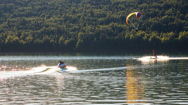 Top 5 activités aquatiques : découvrez le jet ski, le parachute ascensionnel et le wakeboard